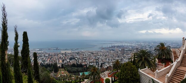 Jardines Bahai y una ciudad en la costa del Mar Mediterráneo