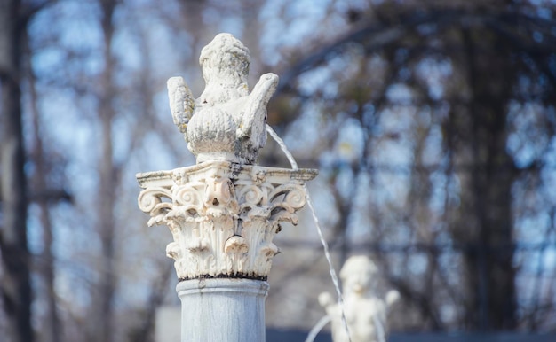 Jardines de la ciudad de Aranjuez, situada en España. Palacio de piedra y hermosos paisajes otoñales con hermosas fuentes y figuras mitológicas