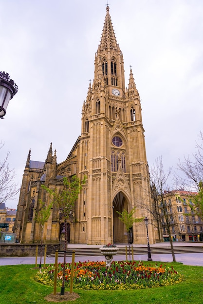 Jardines con flores de primavera en la ciudad de San Sebastián junto a la iglesia del Buen Pastor en el centro de la ciudad Gipuzkoa España