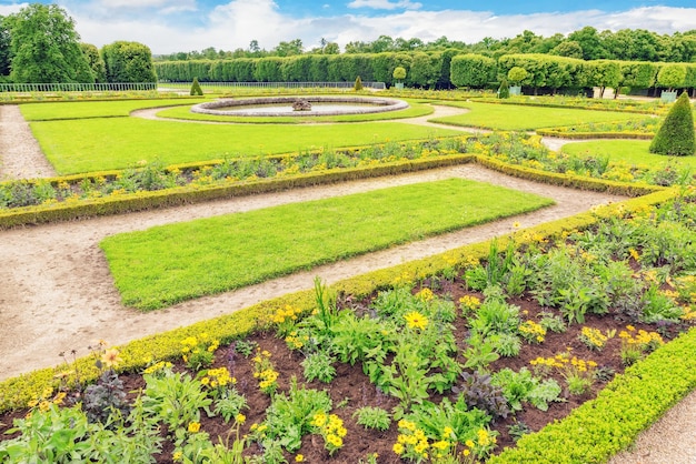 Los jardines Grand Trianon son famosos jardines de estilo francés "llenos de todo tipo de azahares, arbustos verdes