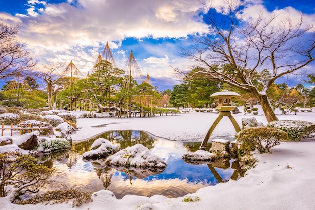 Foto jardines de invierno de kanazawa, japón