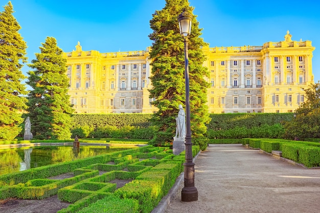 Jardines de Sabatini (Jardines de Sabatini) y edificio del Palacio Real en Madrid, España.