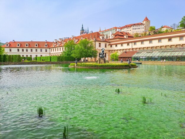 Jardines de Wallenstein con el palacio barroco en Praga