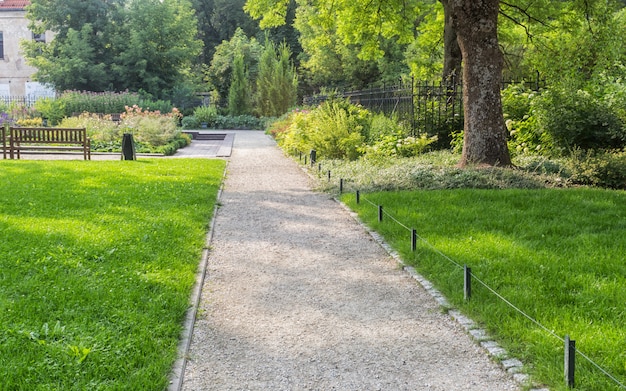 Jardins Bernardine Park no centro de Vilnius