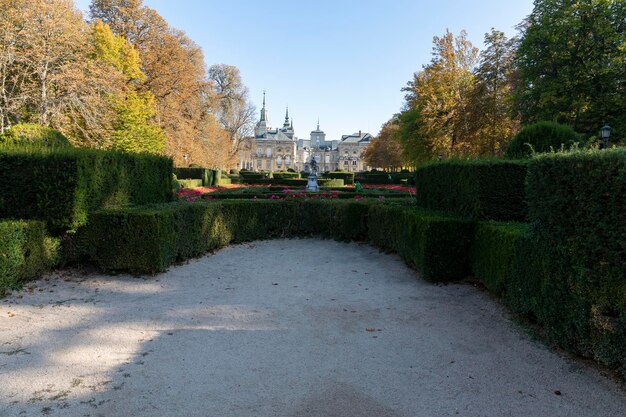 Jardins da fazenda de San Ildefonso com o palácio real ao fundo Segóvia Espanha