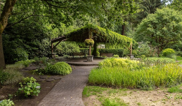 Jardins de Sendall em uma estação de verão moderna do parque da cidade suburbana