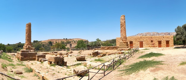 Jardins Kolymbethra ou Jardino della Kolymbethra magnífico jardim verde no coração do Vale dos Templos na Sicília Itália Casa de fazenda e antigas ruínas gregas