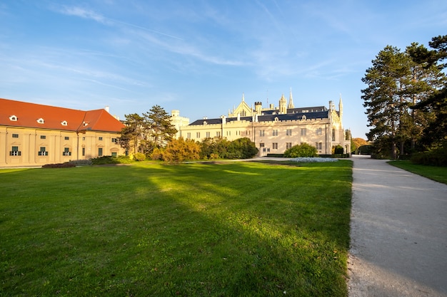 Jardins verdes no pátio do castelo do castelo Lednice na Morávia, República Tcheca. Patrimônio Mundial da UNESCO.