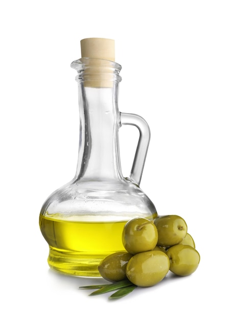 Jarra con aceite de oliva sobre fondo blanco.
