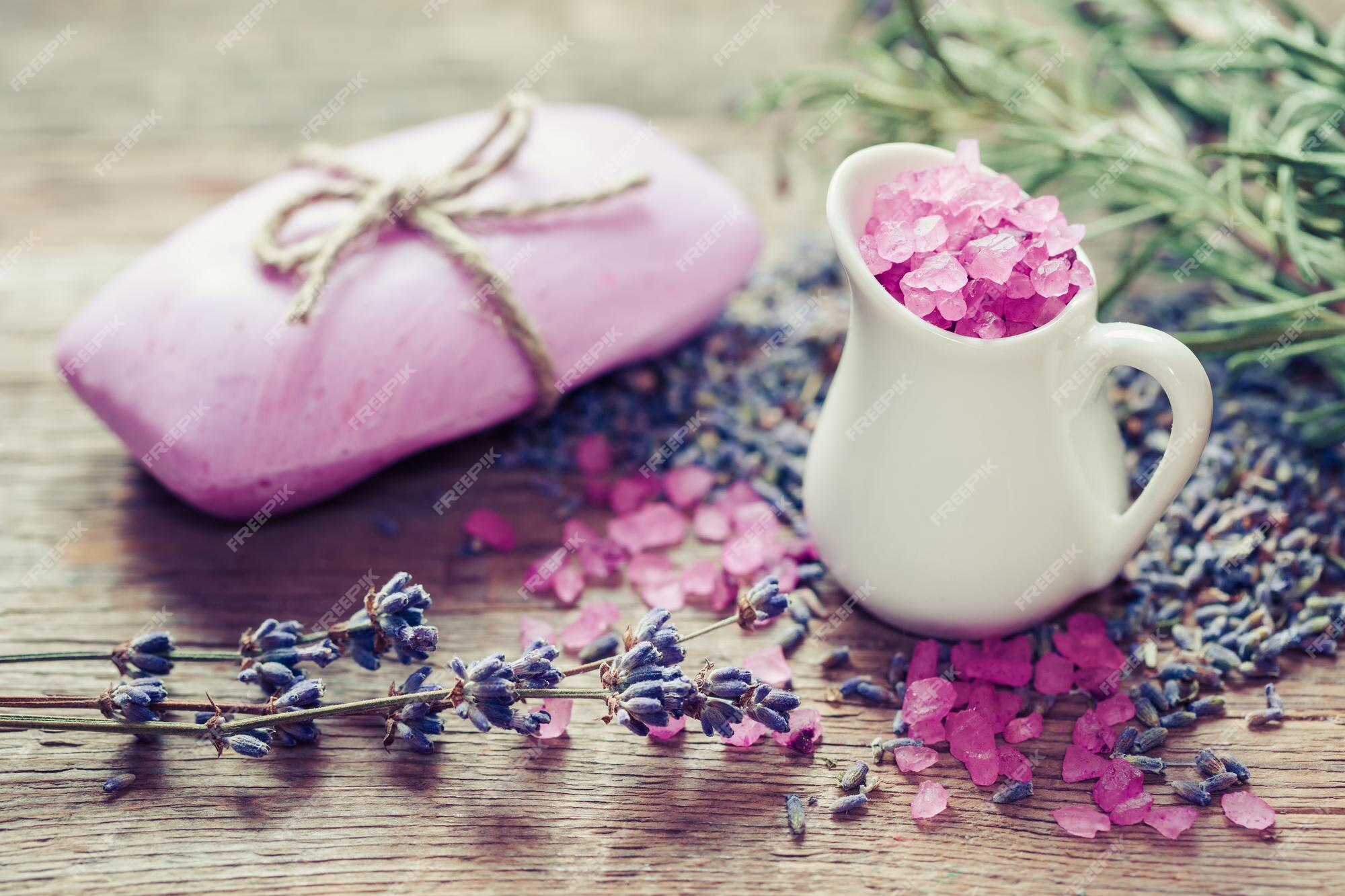 Jarra de barra de sal marina de jabón casero y flores secas de lavanda | Foto Premium Jarra de barra de sal marina de jabón casero y flores secas de lavanda | Foto Premium
