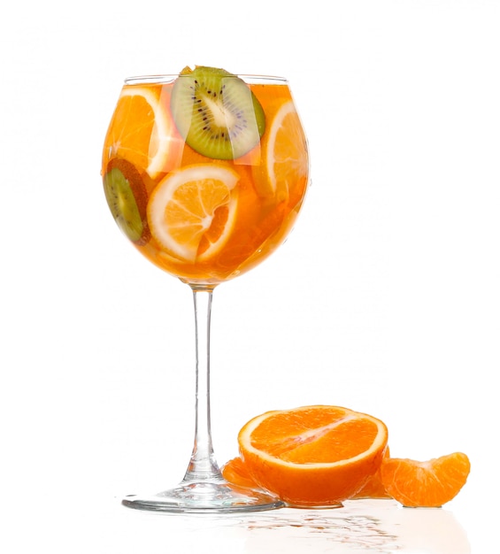 Jarra con una bebida refrescante con rodajas de limón de naranja y kiwi sobre fondo blanco.