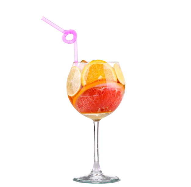 Foto jarra con una bebida refrescante con rodajas de limón de naranja y kiwi sobre fondo blanco.