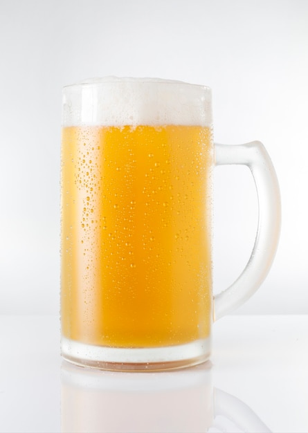 Jarra de cerveza deliciosa y refrescante