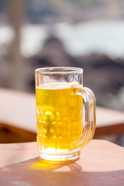 Jarra de cerveza en el fondo de rocas