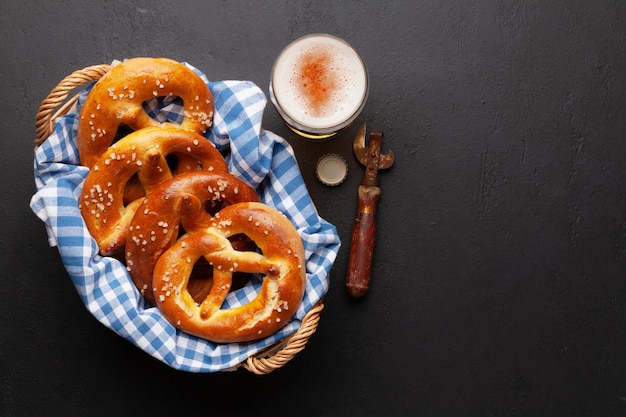 Jarra de cerveza lager y pretzel casero recién horneado