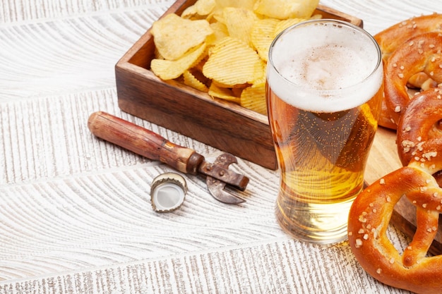 Jarra de cerveza lager y pretzel casero recién horneado