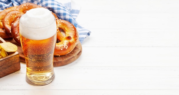 Jarra de cerveza lager y pretzel casero recién horneado