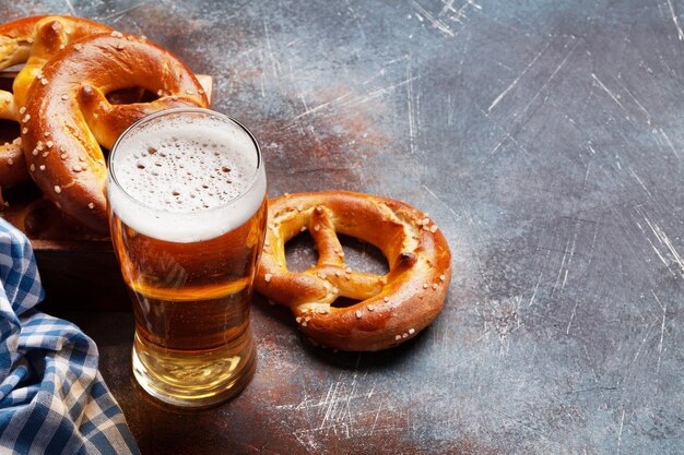 Jarra de cerveza lager y pretzel casero recién horneado