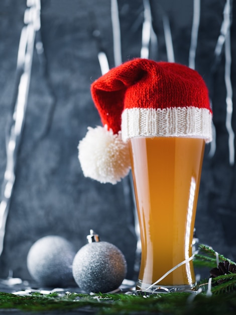 Jarra de cerveza de vidrio con sombrero de Santa Navidad