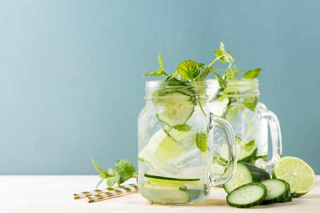 Jarra com água fria refrescante