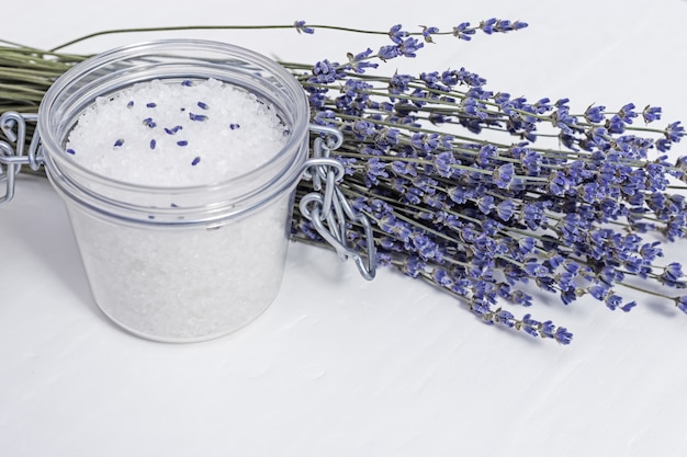 Jarra com sal marinho natural com ervas aromáticas secas de lavanda