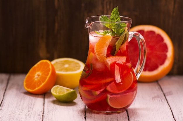 Jarra de bebida tradicional sangria espanhola vermelha com citrus diferente