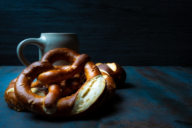 jarra de cerveja e pretzels com textura oktoberfest