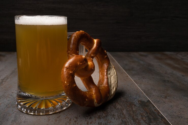 Foto jarra de cerveja e pretzels da oktoberfest em plano de fundo texturizado