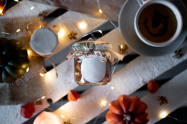 Jarra de geléia na decoração de outono com abóbora e xícara de chá Fundo branco