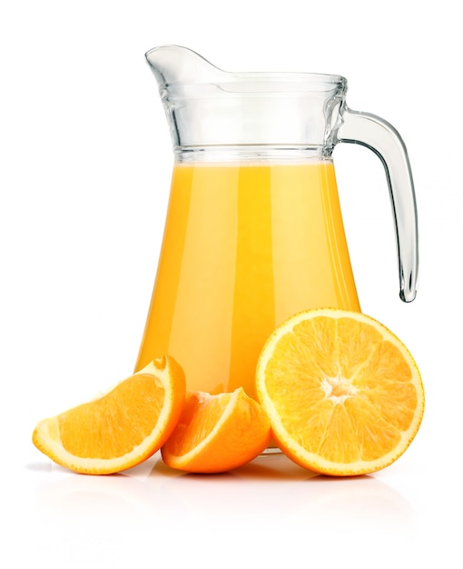 Jarra de suco de laranja e frutas laranja isoladas