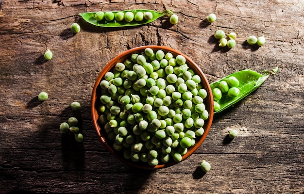 Jarra de guisantes verdes frescos