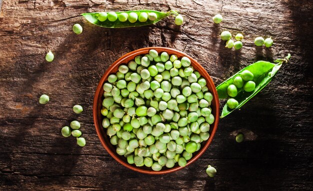 Jarra de guisantes verdes frescos