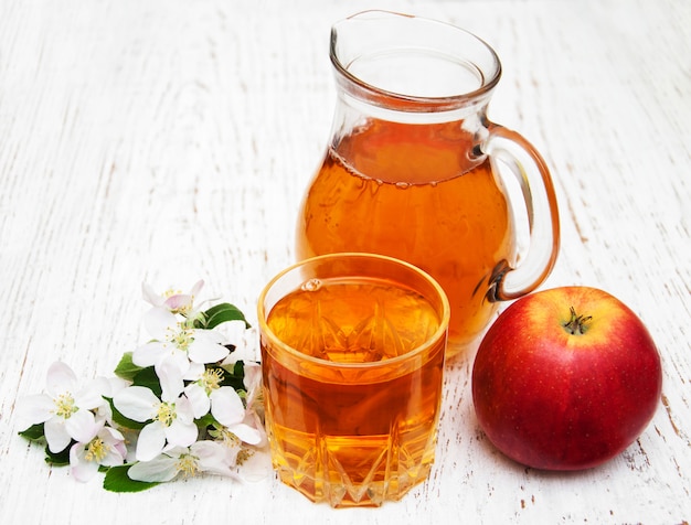 Jarra con jugo de manzana