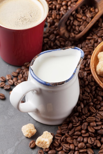 Jarra de leche taza de café y frijoles