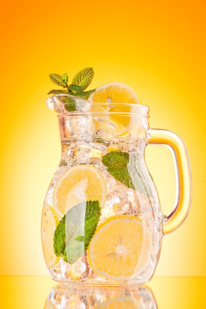 Jarra de limonada con limón