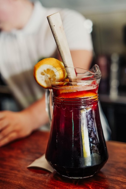 Jarra de litro de sangría elaborada con vino tinto y zumos de frutas.