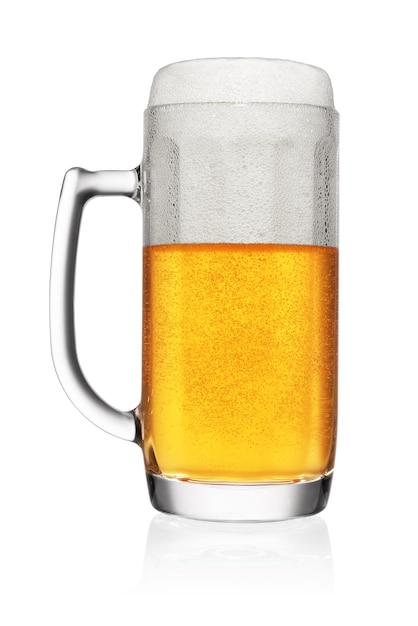 Jarra llena de cerveza de color amarillo claro aislado sobre fondo blanco.