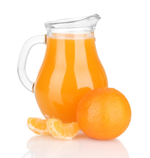 Jarra llena de jugo de mandarina aislado en blanco