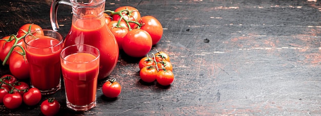 Una jarra llena de jugo de tomate.