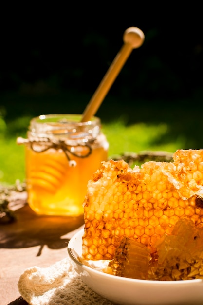 Foto jarra de miel con panal
