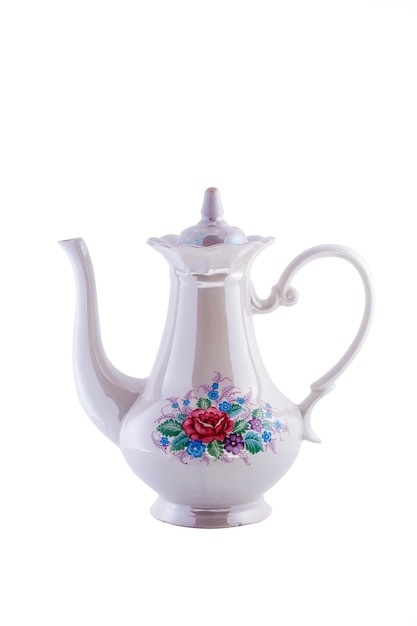 Jarra de porcelana blanca vintage con estampado de flores aislado sobre fondo blanco. Copie el espacio.