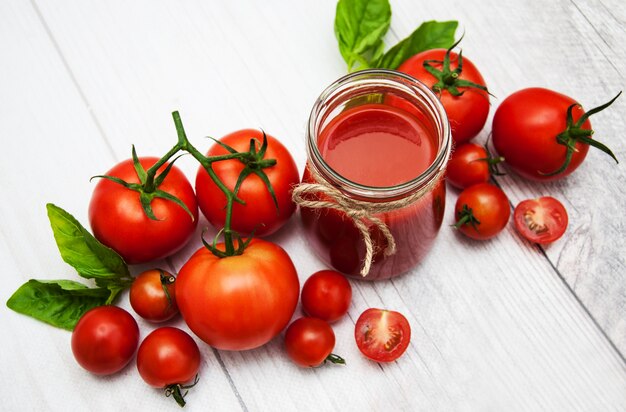 Jarra con salsa de tomate