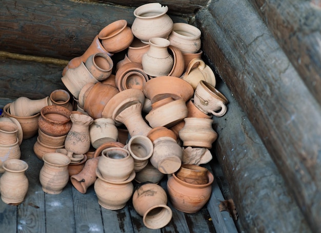 Jarra de terracota de arcilla cerámica jarrón cocina souvenirs en una tienda callejera de cerámica artesanal