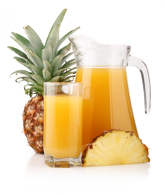 Jarra y vaso de jugo de piña con frutas aisladas