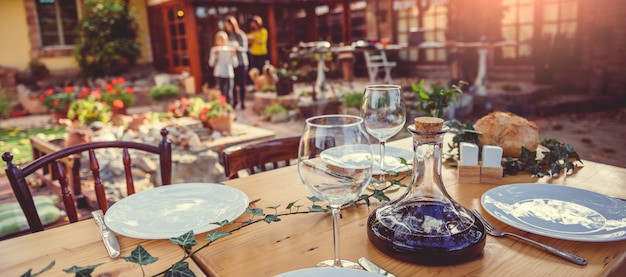 Jarra de vino y vasos en la mesa de comedor