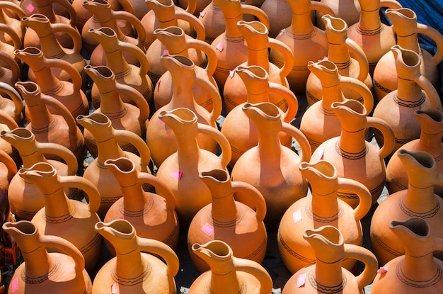 Jarras de cerámica artesanales típicas tradicionales.