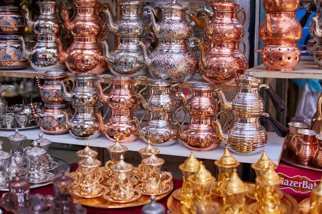 Jarras de cobre y cerámica turca a la venta en el Gran Bazar de Estambul