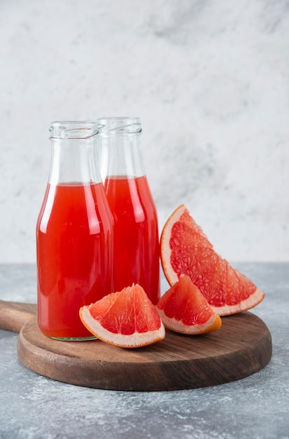 Jarras de vidro com suco de toranja com fatias de frutas.