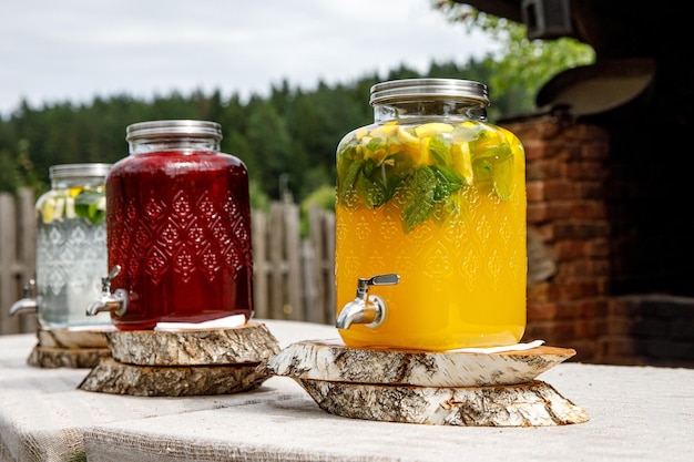 Jarras de limonada en la fiesta al aire libre de verano