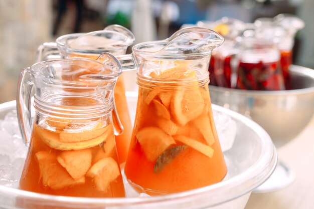 Jarras de limonada en el hielo.